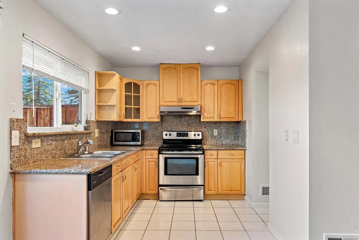 3 bed, 1168 sqft, $3,500 — Photo 4