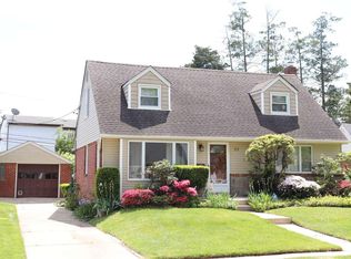 35 Morris Dr, New Hyde Park, NY 11040
