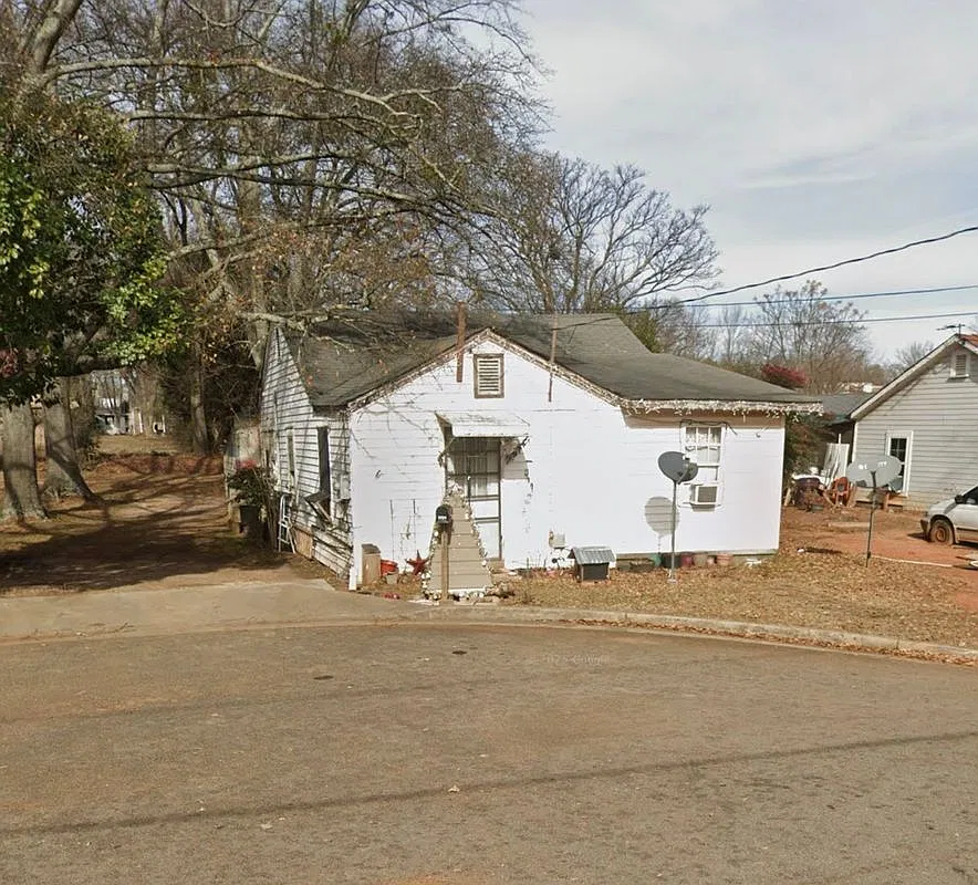 3 bed, 1.0 bath, 876 sqft, $600 — Photo 1