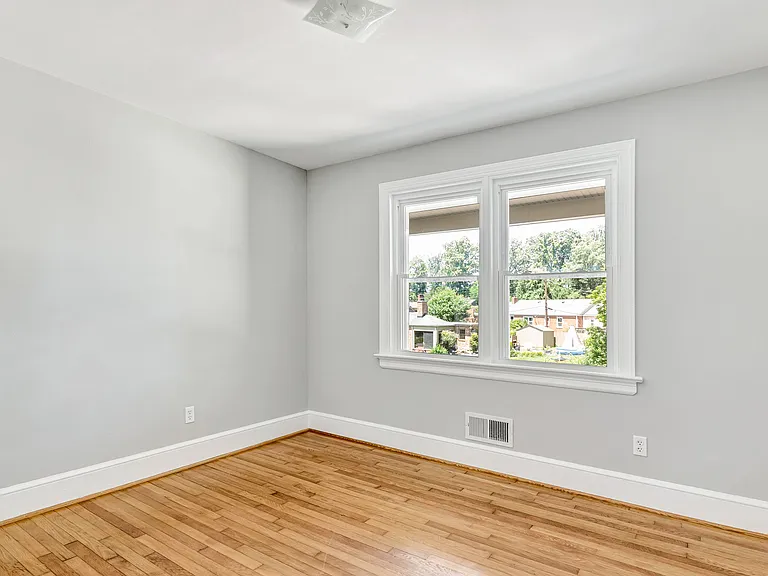 8807 Turnbull Ave — Photo 3