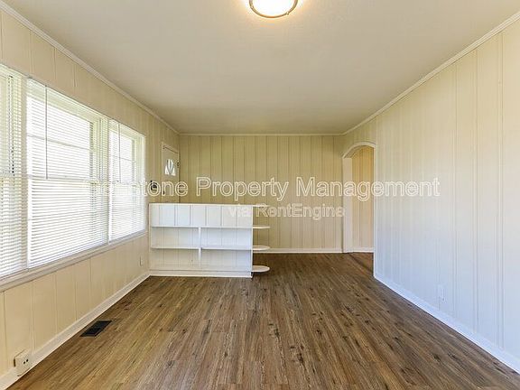 3rd image of 2629 Wood Dr NE