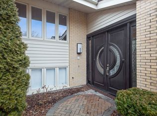 109 Briarwood Ln, Oak Brook, IL