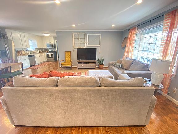 3rd image of 32 Pine Hill Dr