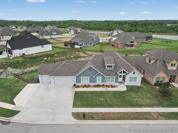 18977 E Ridgeline Rd, Catoosa, OK 74015