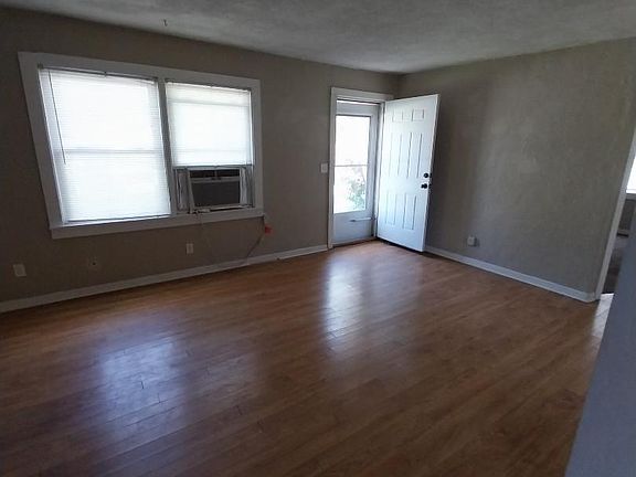 3rd image of 305 W Rollins Pl