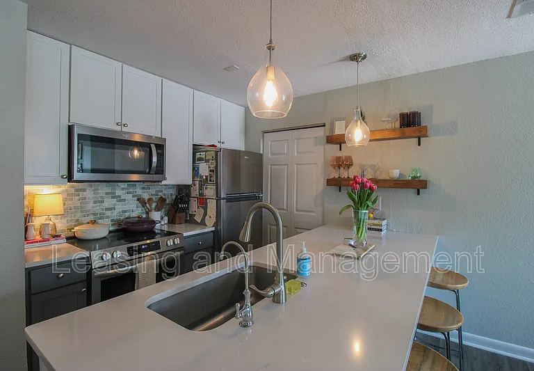 271 Alexandra Dr #11 — Photo 2