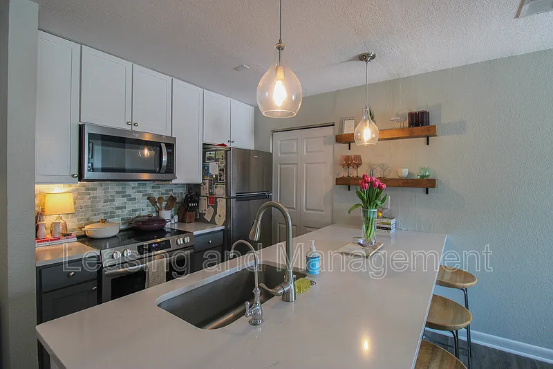 Building Photo - 271 Alexandra Dr #11