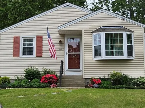 136 Oak Crest Dr E, Riverside, RI 02915