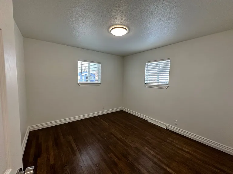906 E Elm St — Photo 8