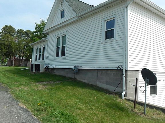 5th image of 370 Ellen St