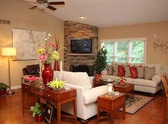 2nd image of 10 College Hill Cir