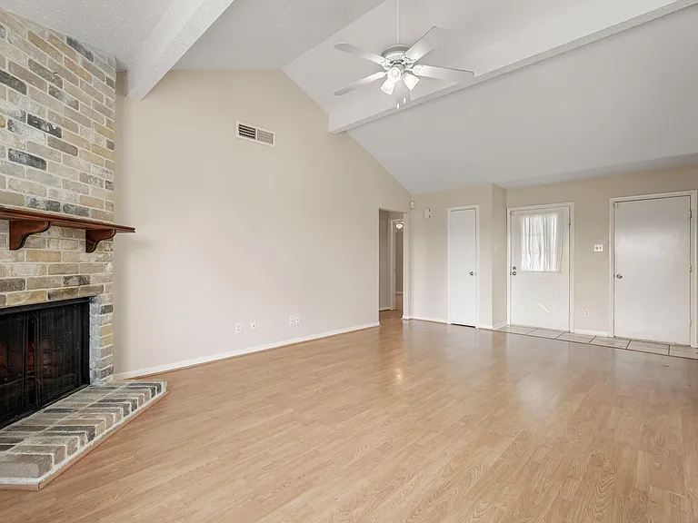 2911 Garden Ln — Photo 6