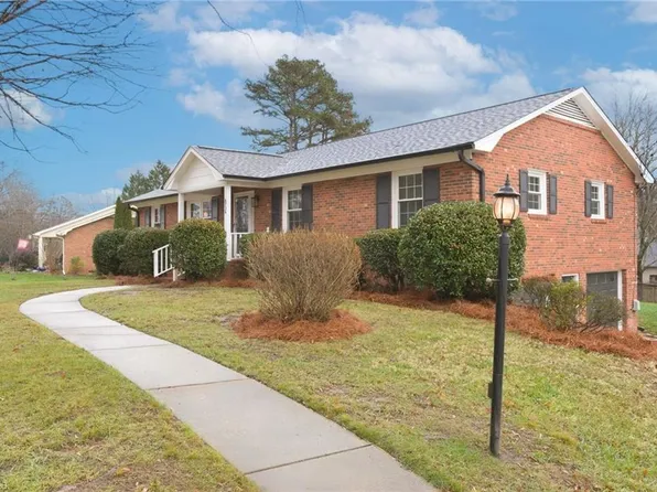 6736 Forest Oak Dr, Clemmons, NC 27012