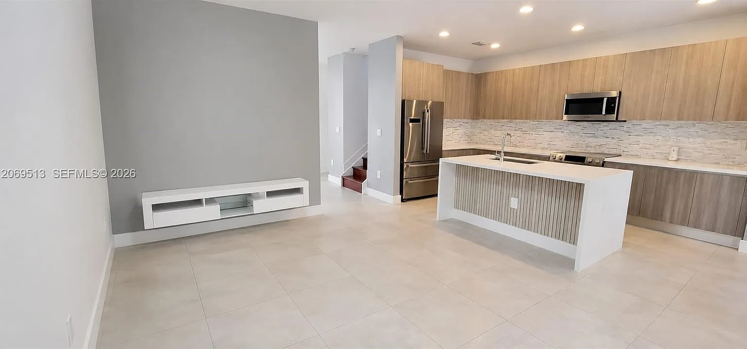 Doral Palms North — Photo 2