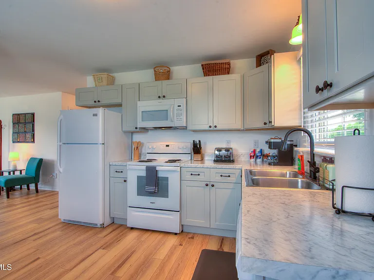 2418 Vines St — Photo 9