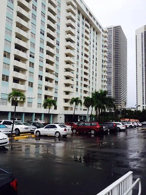 Plaza Towers North Condo — Photo 1