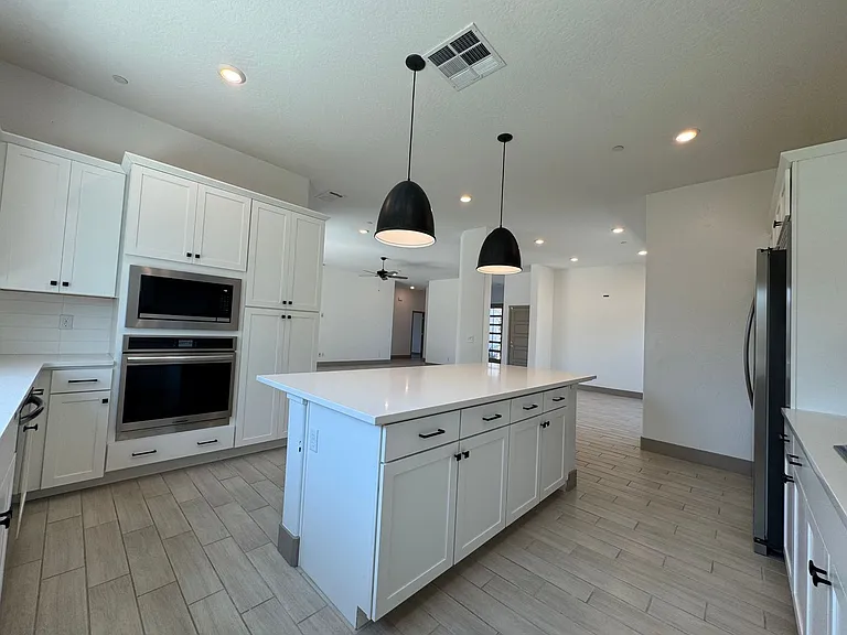 2637 W Andrew Ln — Photo 12