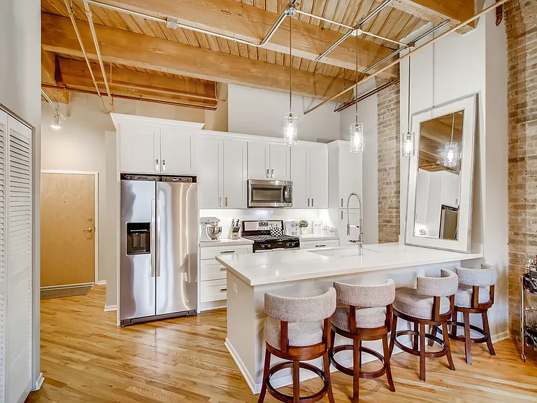 1040 W Adams St #218 — Photo 3