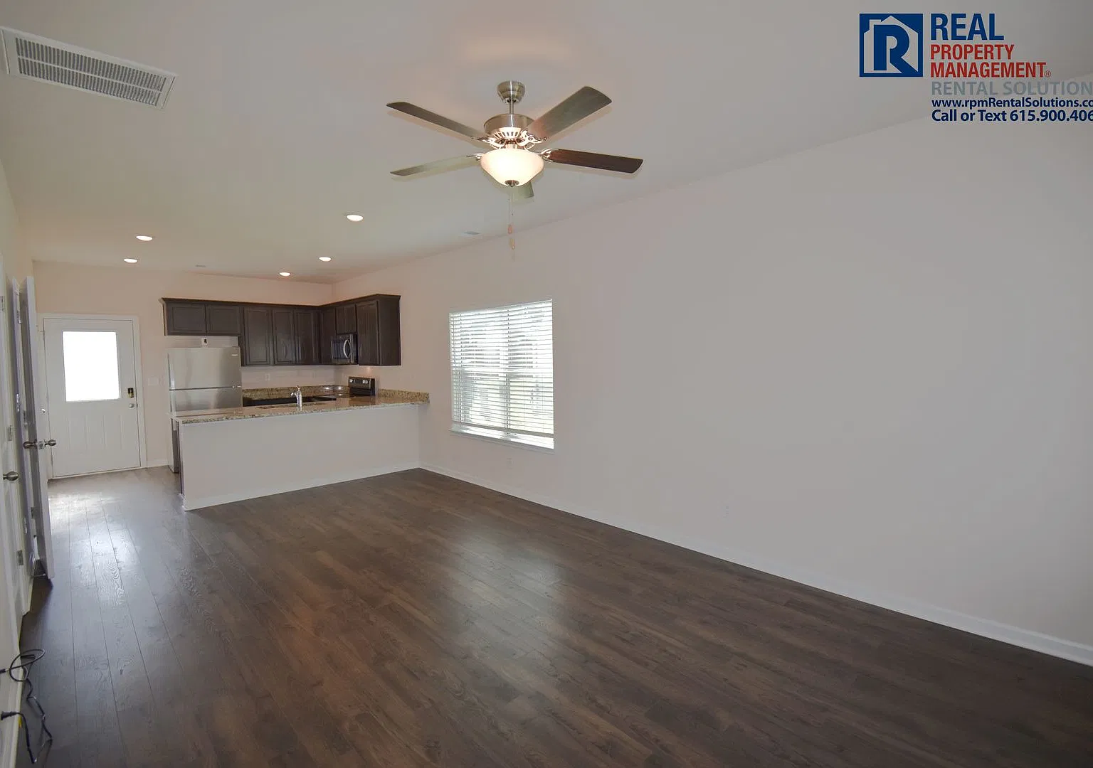 Beautiful 3bd, 2.5ba End Unit Townhome, Washer & Dryer Included! — Photo 4