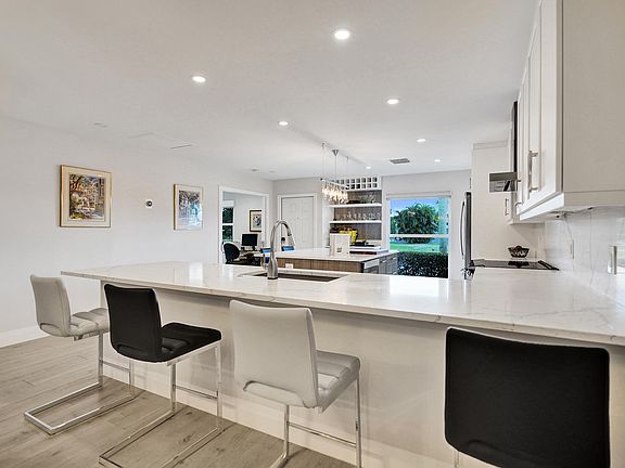 5th image of 1030 N Palm Lane #D
