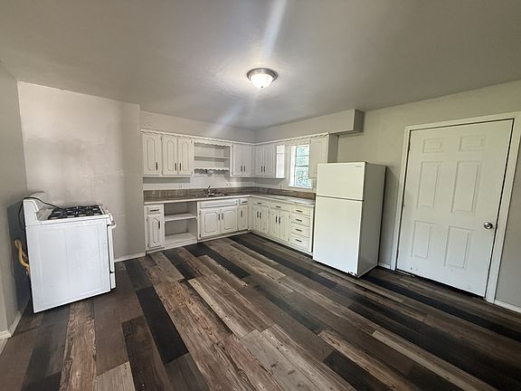 2nd image of 1009 E Gardena St