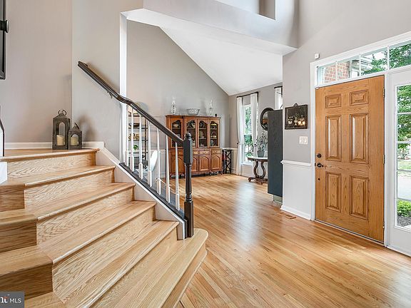 5th image of 812 Larch Valley Ct NE
