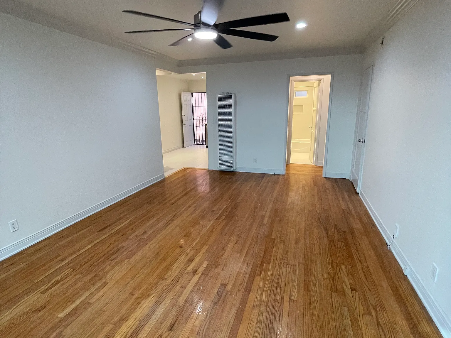 5721 San Vicente Boulevard — Photo 2