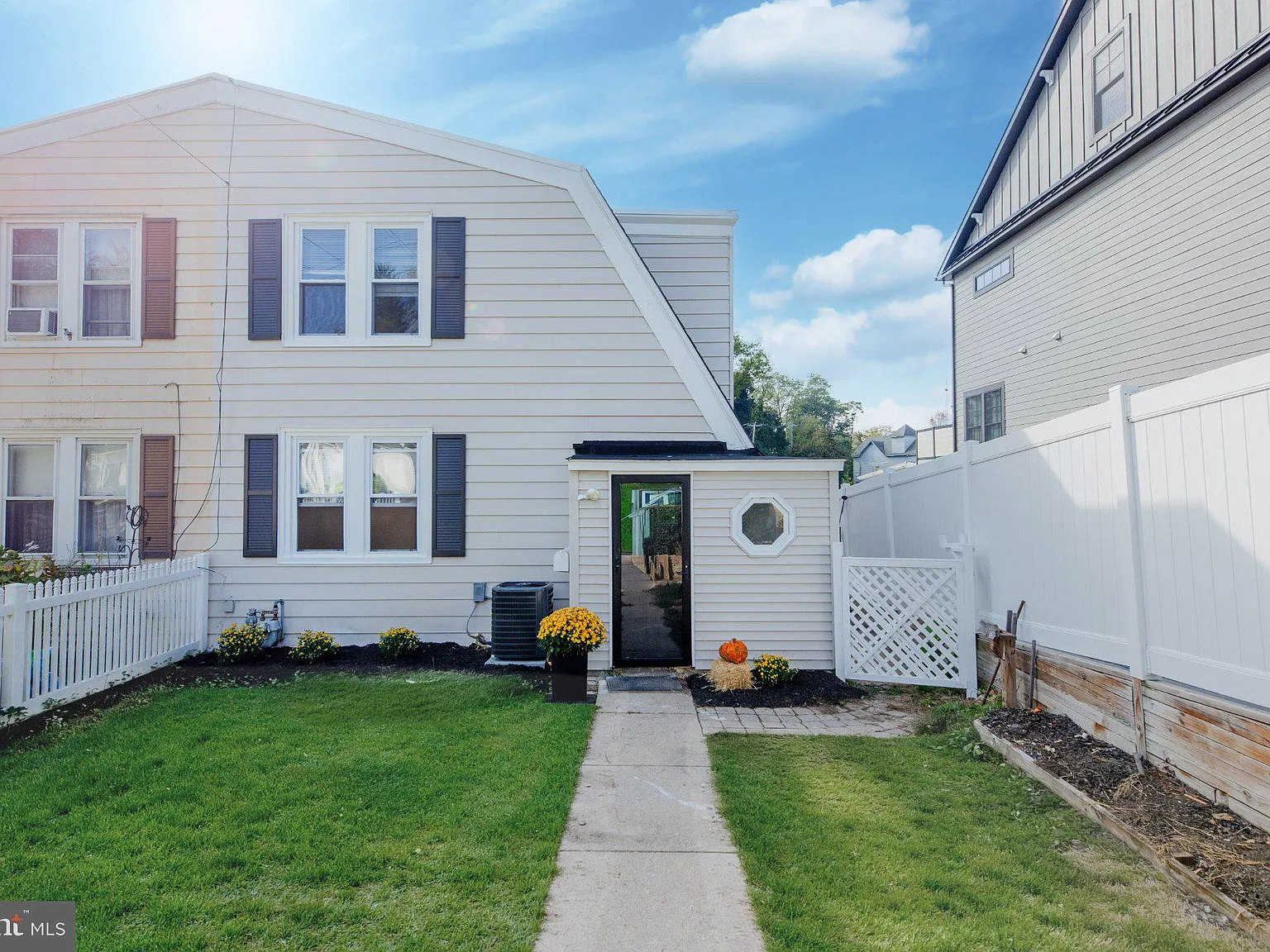 3 bed, 2.0 bath, 1096 sqft, $2,850 — Photo 1