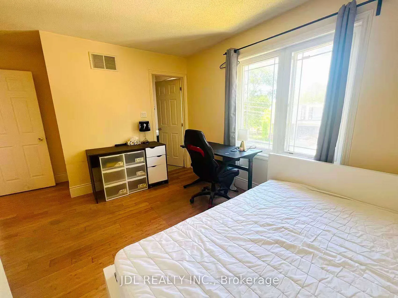 1 bed, $900 — Photo 2