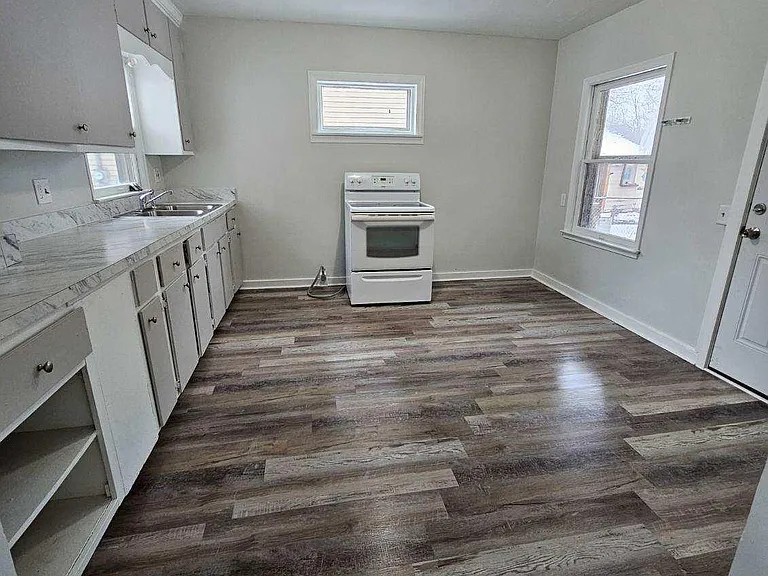 1709 Lyons Ave — Photo 6