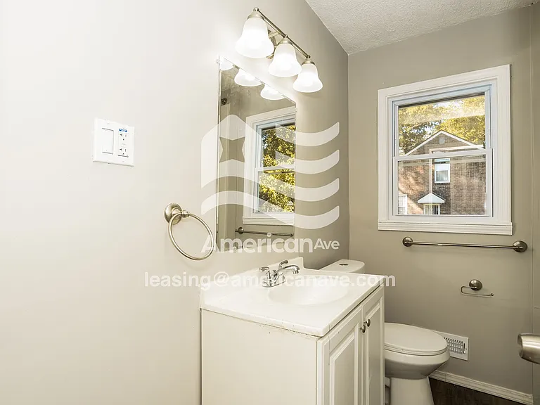 1558840_011_main_bathroom_14054159.jpg