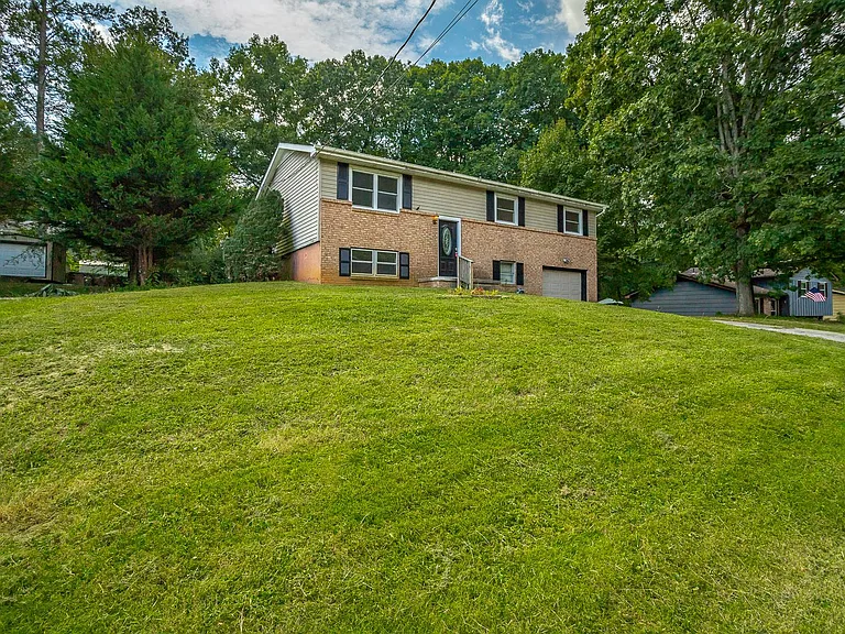 1364 Meadowood Dr — Photo 35