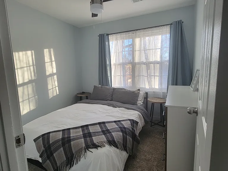 Bedroom 9'2" x 9'8"
