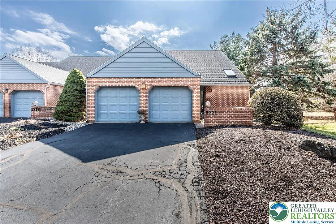 3 bed, 2.5 bath, 2408 sqft, $3,200 — Photo 1