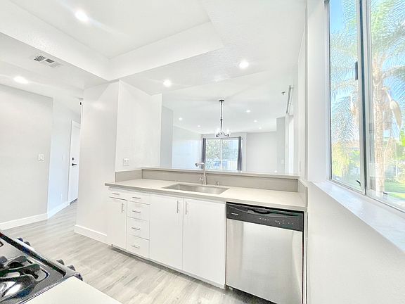 2nd image of 1526 S Shenandoah St #101