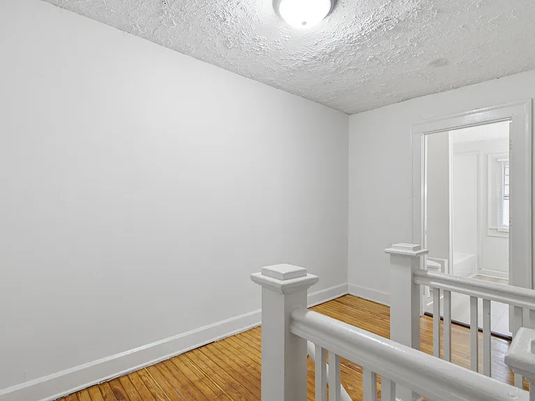 825 E 36th St — Photo 24