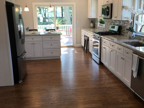 5th image of 340 Paumanake Ave