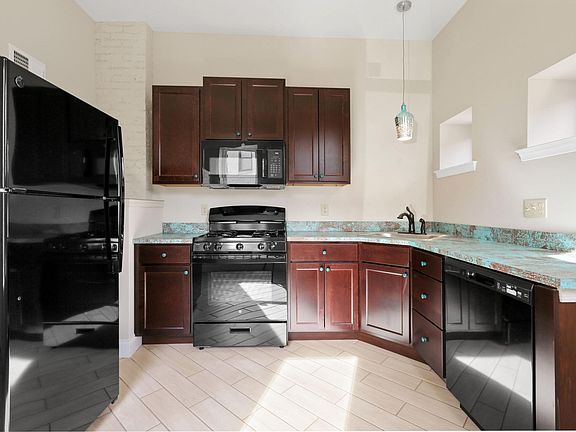 Beautiful full kitchen