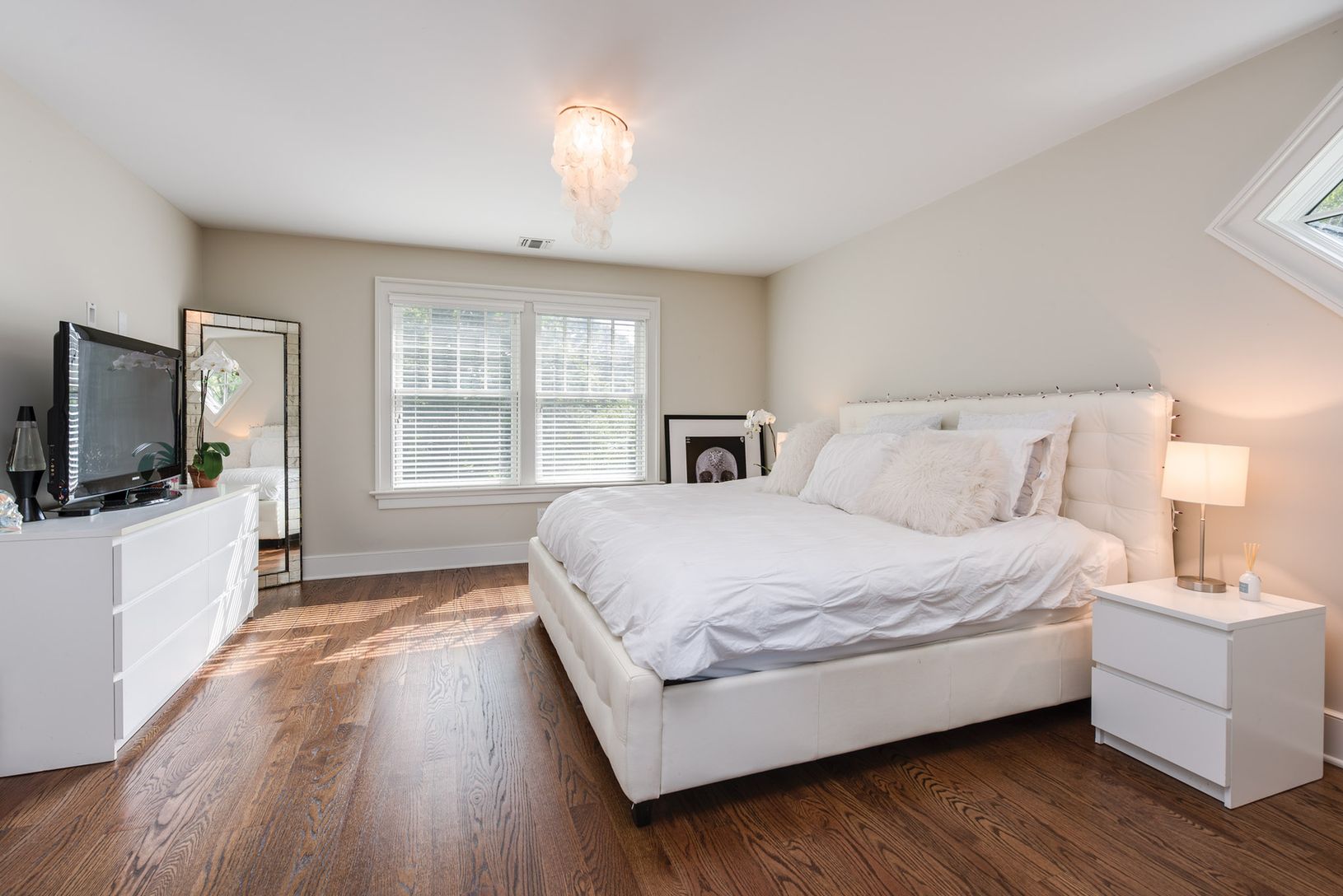  Upstairs bedroom 