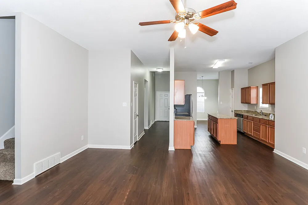 3 bed, 2.5 bath, 2100 sqft, $2,870 — Photo 3