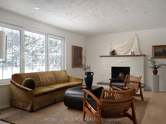 4th image of 922 The Grange Side Rd