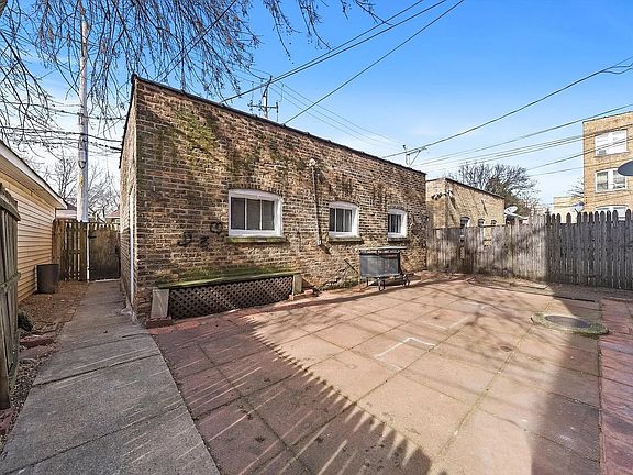 2nd image of 7448 N Artesian Ave #2