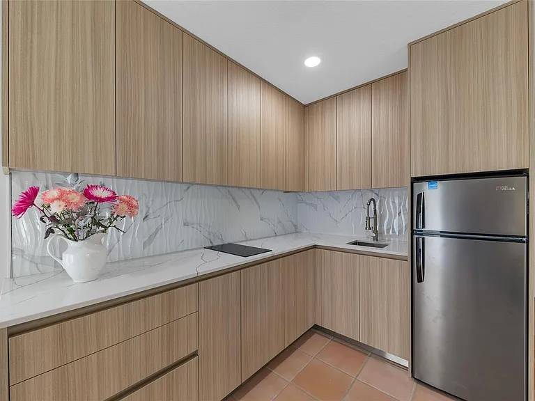 307 N Highland Dr — Photo 12