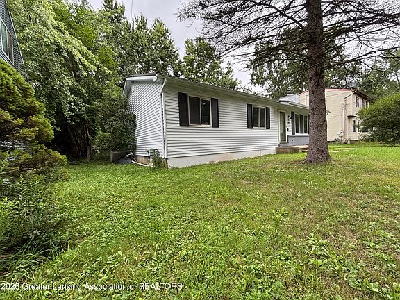 3rd image of 2916 Viking St