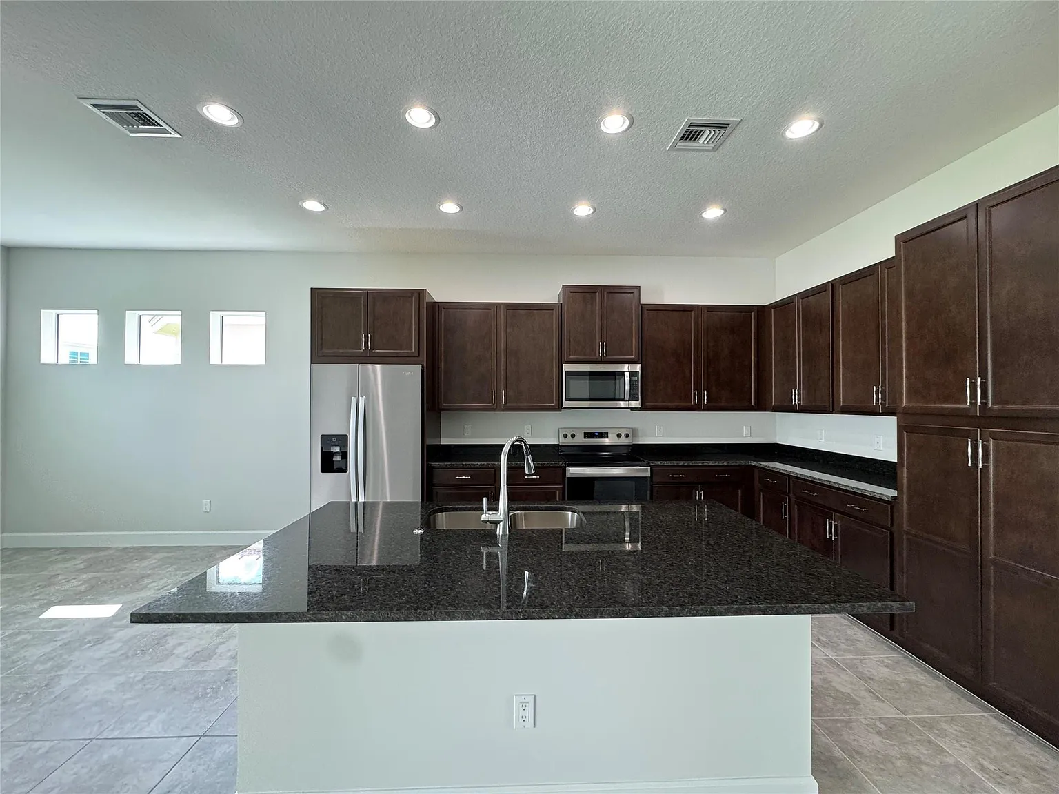 5 bed, 3.5 bath, 2483 sqft, $4,400 — Photo 3
