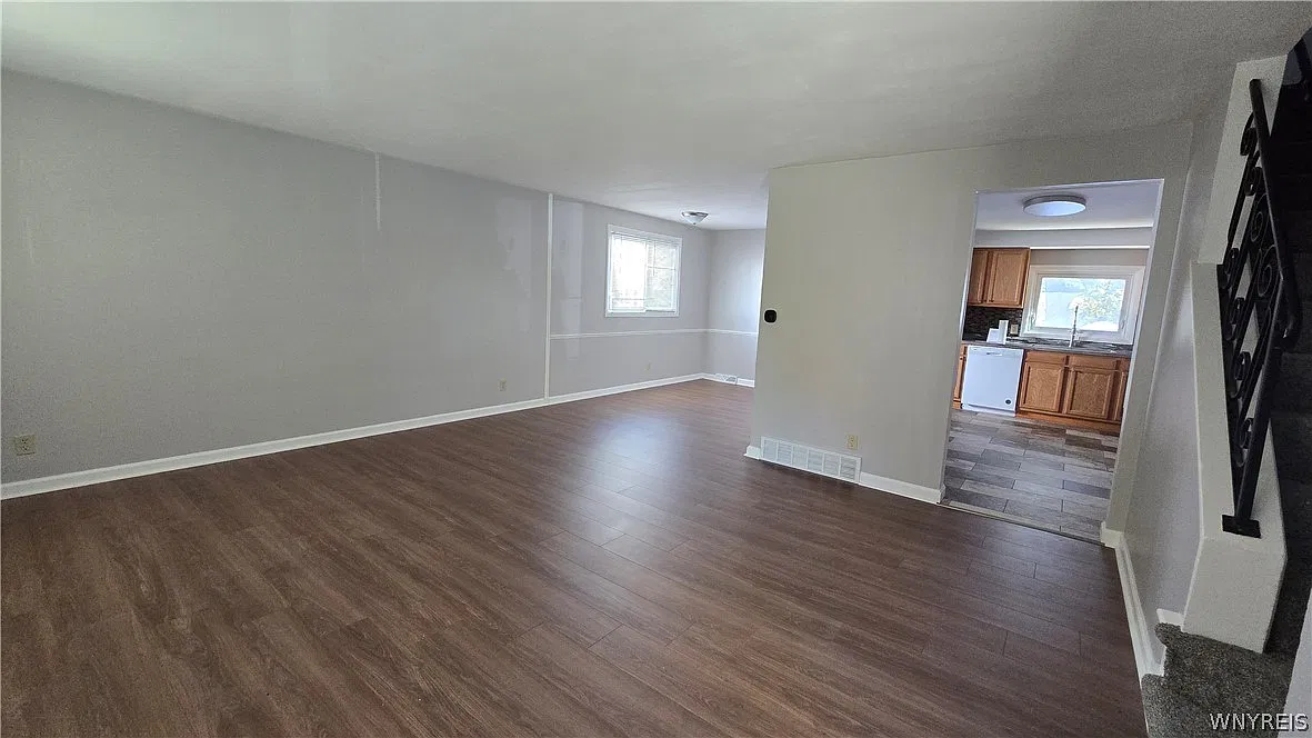 3 bed, 1.5 bath, 2562 sqft, $1,800 — Photo 4
