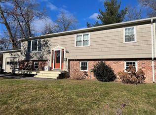 9 Oakdale St, Warwick, RI 02888