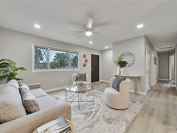 3rd image of 14 Gloucester Cir