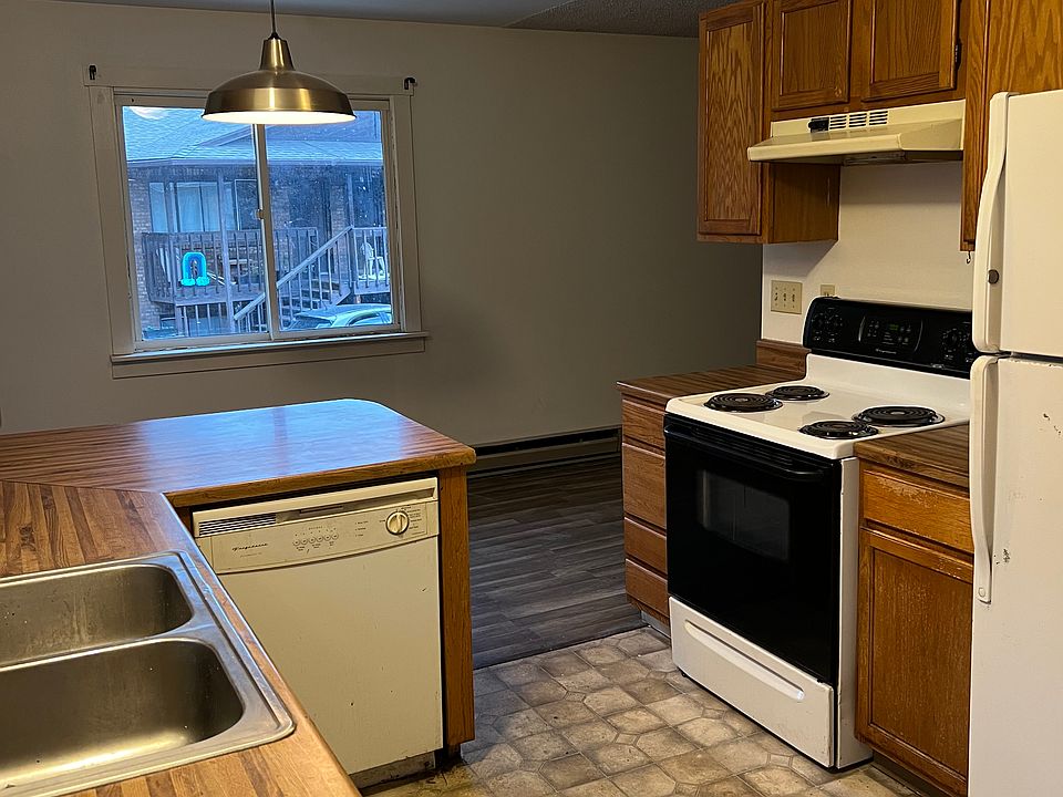 Also includes an electric stove and large fridge - ceiling and walls are freshly painted