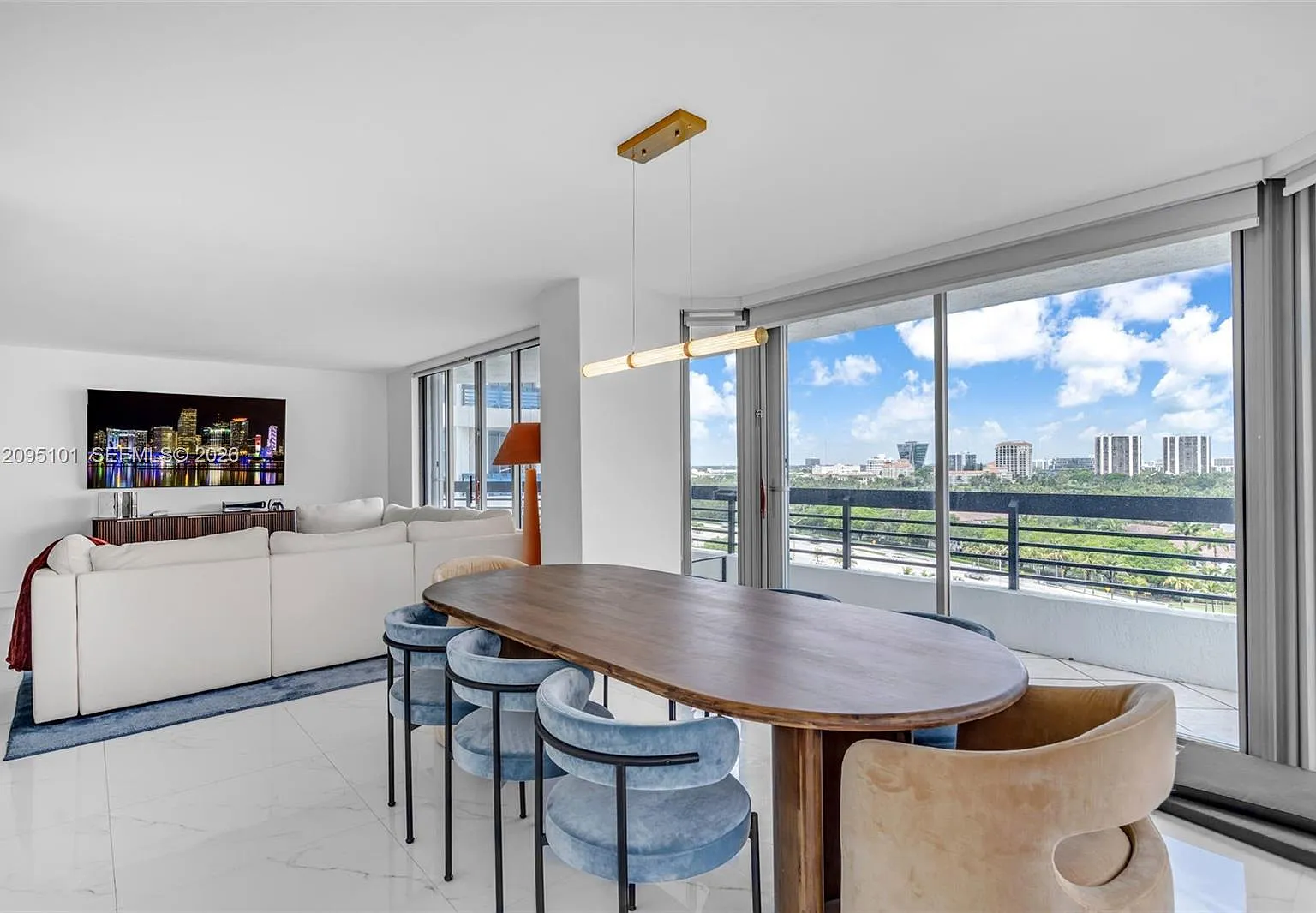 Mystic Pointe Tower 400 C — Photo 3